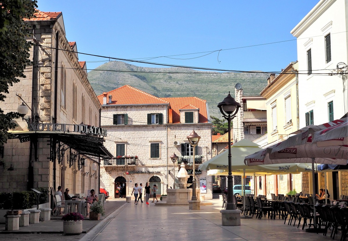 Zdjęcia: Trebinje, centralny punkt starówki, Republika Serbska, w skwarze południa..., BOśNIA i HERCEGOWINA Zdjęcia: Trebinje, centralny punkt starówki, Republika Serbska, w skwarze południa..., BOśNIA i HERCEGOWINA