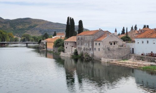 Zdjcie BONIA i HERCEGOWINA / Republika Serbska / Trebinje / najstarsze domy nad Trebisnjic...