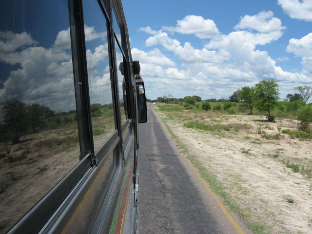 Zdjęcia: public transport, okolice Maun, Drogi w Botswanie są zupełnie przyzwoite, BOTSWANA Zdjęcia: public transport, okolice Maun, Drogi w Botswanie są zupełnie przyzwoite, BOTSWANA