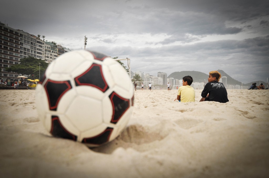 Zdjęcia: Rio de Janeiro, Rio de Janeiro, Piłka na plaży Copacabana, BRAZYLIA Zdjęcia: Rio de Janeiro, Rio de Janeiro, Piłka na plaży Copacabana, BRAZYLIA