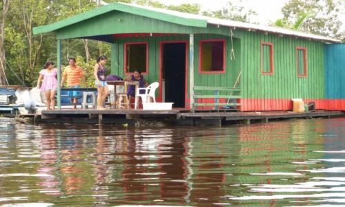 Zdjęcie BRAZYLIA / Amazonia / W okolicy Manaus / W pływającej wiosce indiańskiej