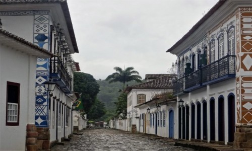 Zdjcie BRAZYLIA / Wybrzee, Stan Rio de Janeiro / Uliczka starego miasta / Paraty po deszczu