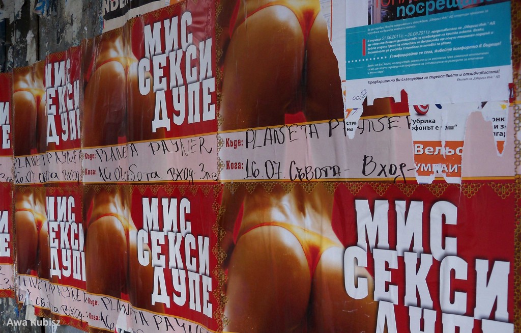 Zdjęcia: Kiustendił, Południe, Plakaty "Miss Sexy Dupe" na głównej ulicy Kiustendiłu, BUłGARIA Zdjęcia: Kiustendił, Południe, Plakaty "Miss Sexy Dupe" na głównej ulicy Kiustendiłu, BUłGARIA