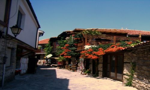 Zdjcie BUGARIA / obwd Burgas / Nessebar, stara uliczka / upa i kwiatki
