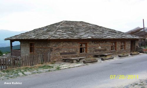 Zdjcie BUGARIA / Poudnie / Okolice Melnika / Rodopy - typowy budynek z dachem z kamiennych pytek