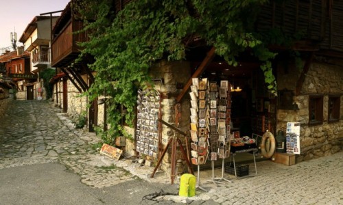 Zdjcie BUGARIA /  Wybrzee Morza Czarnego / Nesebyr  / Nastrojowe kamienne korytarze