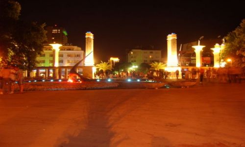 Zdjęcie BUłGARIA / Varna / Wejście do miasta z plaży miejskiej / Varna nocą
