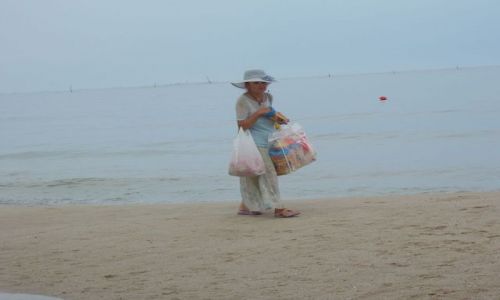 Zdjęcie BUłGARIA / Warna / Morze Czarne / Kobieta na plaży