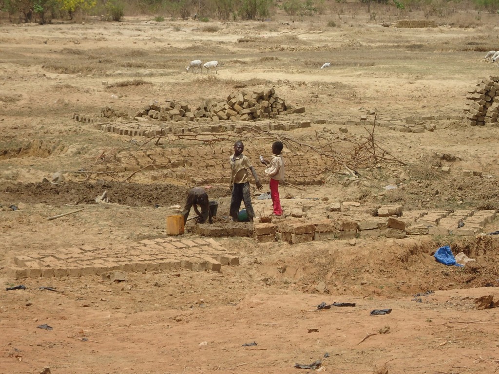 Zdjęcia: Loropeni, Poni, Wyrabianie cegły mułowej, BURKINA FASO Zdjęcia: Loropeni, Poni, Wyrabianie cegły mułowej, BURKINA FASO