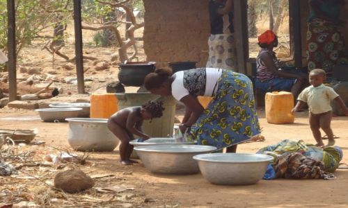 Zdjcie BURKINA FASO / Comoe / okolice Banfory / Pranie