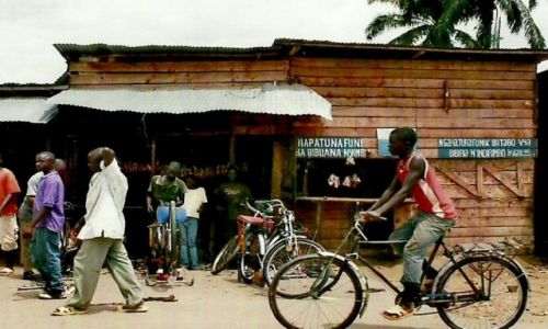 Zdjecie BURUNDI / Pd. Burundi / Droga Bujumbura-Makamba / Rowerzysta