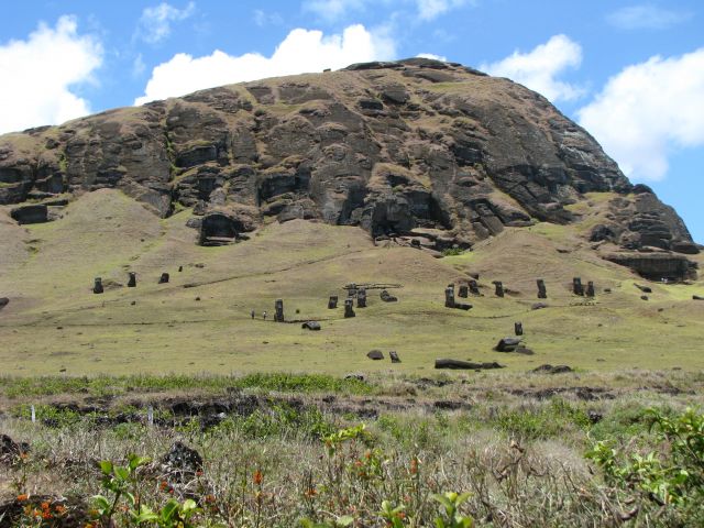 Zdjęcia: Wyspa Wielkanocna, Pacyfik, Posągi na zboczu krateru Rano Raraku, CHILE Zdjęcia: Wyspa Wielkanocna, Pacyfik, Posągi na zboczu krateru Rano Raraku, CHILE