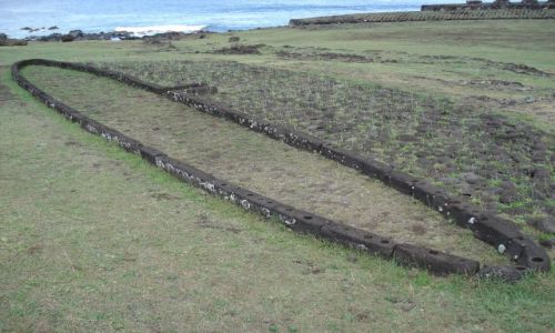 Zdjecie CHILE / Wyspa Wielkanocna / Park Narodowy Rapa Nui / Fundamenty domu