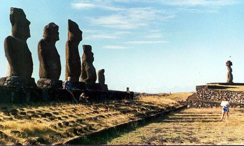 Zdjecie CHILE / Rapa Nui / moaie w poblizu Hanga Roa / Ahu Tahai