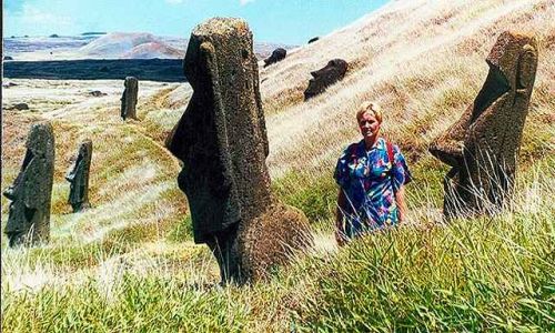 Zdjęcie CHILE / Rapa Nui / stoki krateru Rano Raraku / miedzy moaiami