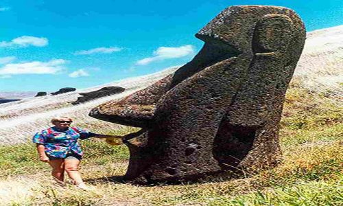 Zdjęcie CHILE / Rapa Nui / krrater Rano Raraku / na stokach Rano Raraku