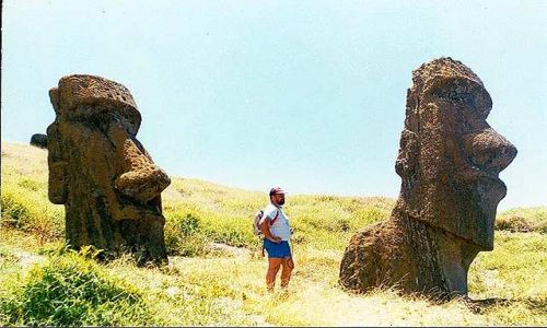 Zdjęcie CHILE / Rapa Nui / stoki Rano Raraku / porzucone moaie