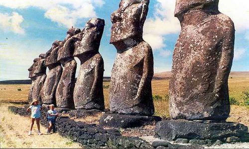 Zdjcie CHILE / Rapa Nui / Ahu Akivi / jedyne moaie co patrza na morze