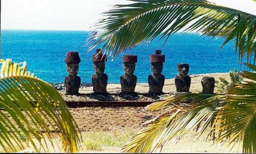 Zdjecie CHILE / Rapa Nui / Anakena - wg  legend tutaj wyladowal mityczny Hote-matua  i jego ludzie i jest to jedno z  / pod kokosami