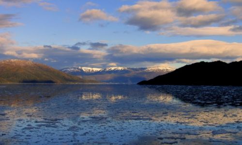 Zdjecie CHILE / Patagonia / Ciesnina Magellana / Barwne koro-wody