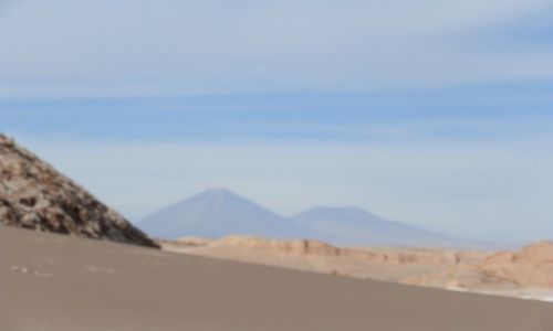 Zdjcie CHILE / Andy / Okolice San Piedro de Atacama / W oddali wulkany