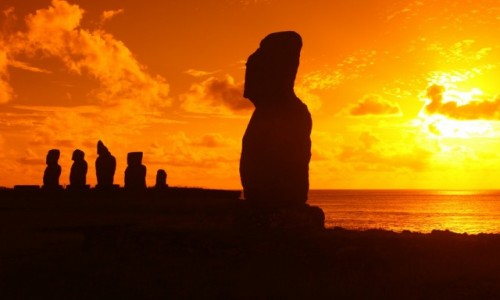 Zdjcie CHILE / Rapa Nui / Ahu Tahai / Ahu Tahai w promieniach zachodzcego soca