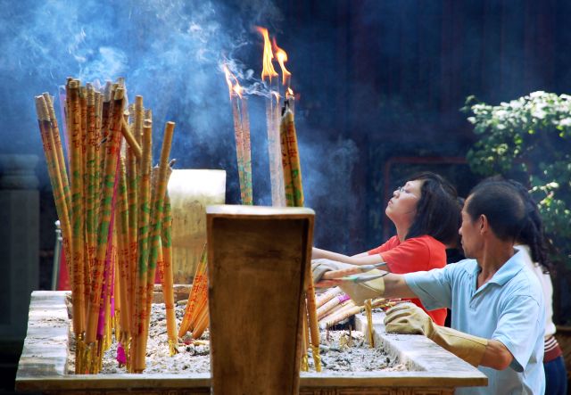Zdjęcia: Leshan, Sichuan, składanie ofiary w świątyni buddyjskiej, CHINY Zdjęcia: Leshan, Sichuan, składanie ofiary w świątyni buddyjskiej, CHINY