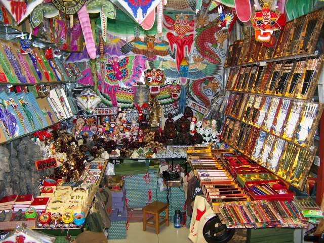 Zdjęcia: PEKIN, CENTRUM, SILK MARKET, PAŁECZKI I LATAWCE, CHINY Zdjęcia: PEKIN, CENTRUM, SILK MARKET, PAŁECZKI I LATAWCE, CHINY