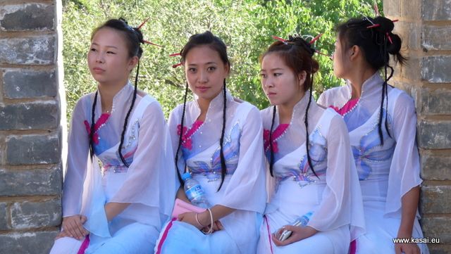 Zdjęcia: Wielki Mur, Tancerki z teledysku nagrywanego na Wielkim Murze, CHINY Zdjęcia: Wielki Mur, Tancerki z teledysku nagrywanego na Wielkim Murze, CHINY