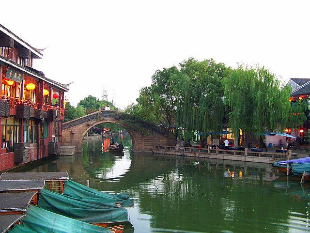 Zdjęcia: ZHOUZHUANG, PROWINCJA JIANGSU, WIECZORNA PRZEJAŻDŻKA, CHINY Zdjęcia: ZHOUZHUANG, PROWINCJA JIANGSU, WIECZORNA PRZEJAŻDŻKA, CHINY