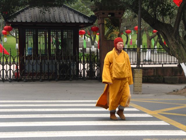 Zdjęcia: ulica, Leshan, mnich, CHINY Zdjęcia: ulica, Leshan, mnich, CHINY