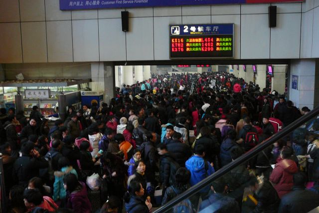 Zdjęcia: dworzec kolejowy, Suzhou, czekanie na pociąg, CHINY Zdjęcia: dworzec kolejowy, Suzhou, czekanie na pociąg, CHINY
