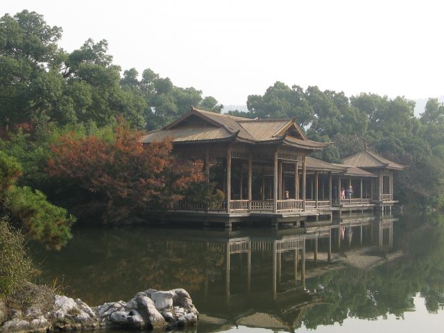 Zdjęcia: miejski park, Hangzhou, nad jeziorkiem, CHINY Zdjęcia: miejski park, Hangzhou, nad jeziorkiem, CHINY