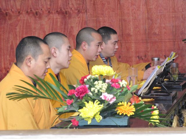 Zdjęcia: w świątyni, Leshan, mnisi, CHINY Zdjęcia: w świątyni, Leshan, mnisi, CHINY