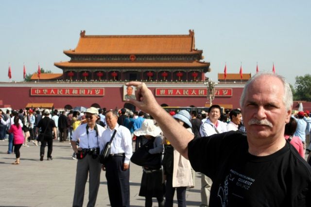 Zdjęcia: PEKIN, Plac Tiananmen. Mao w moich palcach., CHINY Zdjęcia: PEKIN, Plac Tiananmen. Mao w moich palcach., CHINY