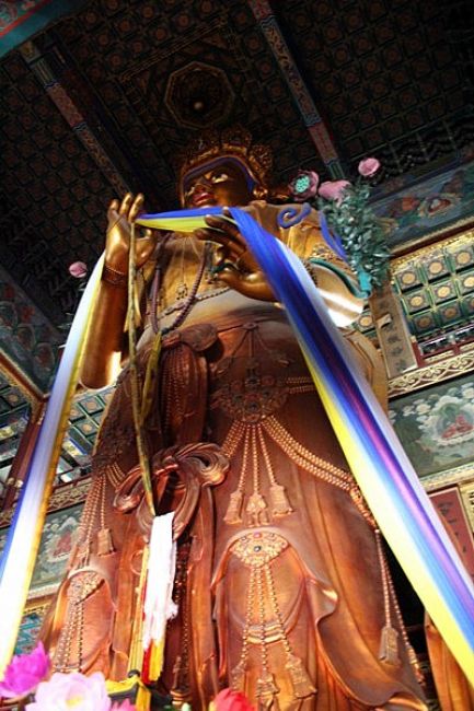 Zdjęcia: PEKIN, Świątynia Lamy - posąg Maitreyi, CHINY Zdjęcia: PEKIN, Świątynia Lamy - posąg Maitreyi, CHINY