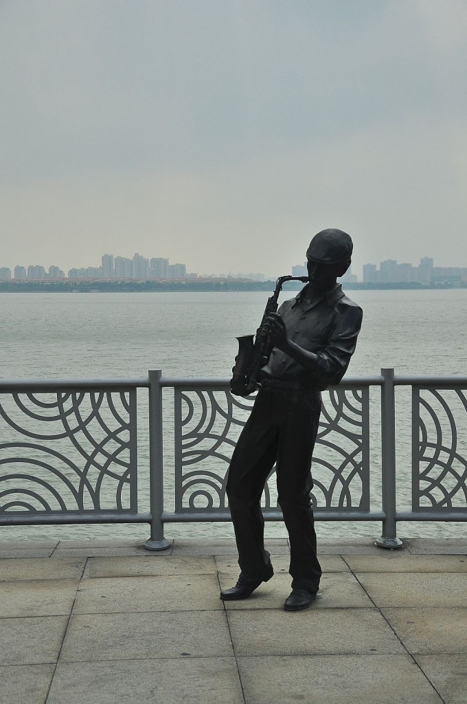 Zdjęcia: Jezioro Złotego Koguta, Suzhou Industrial Park, Saksofonista, CHINY Zdjęcia: Jezioro Złotego Koguta, Suzhou Industrial Park, Saksofonista, CHINY