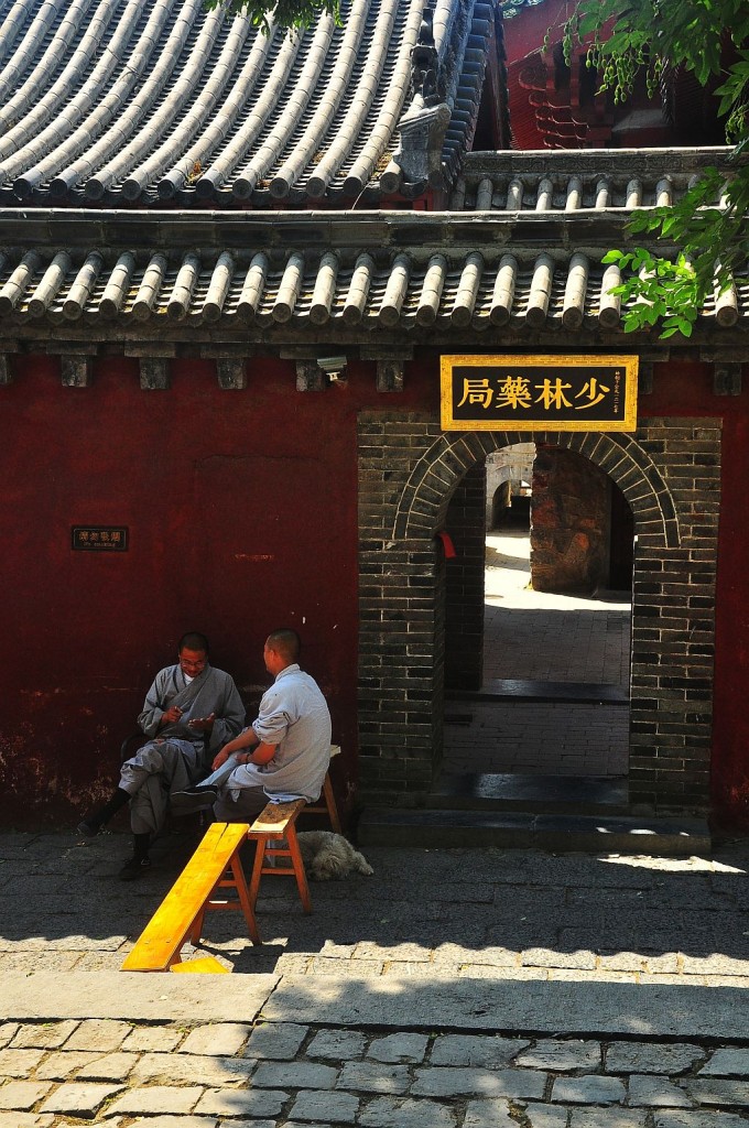 Zdjęcia: klasztor Shaolin, prowincja Henan, Zabiłem pięciu frajerów..., CHINY Zdjęcia: klasztor Shaolin, prowincja Henan, Zabiłem pięciu frajerów..., CHINY