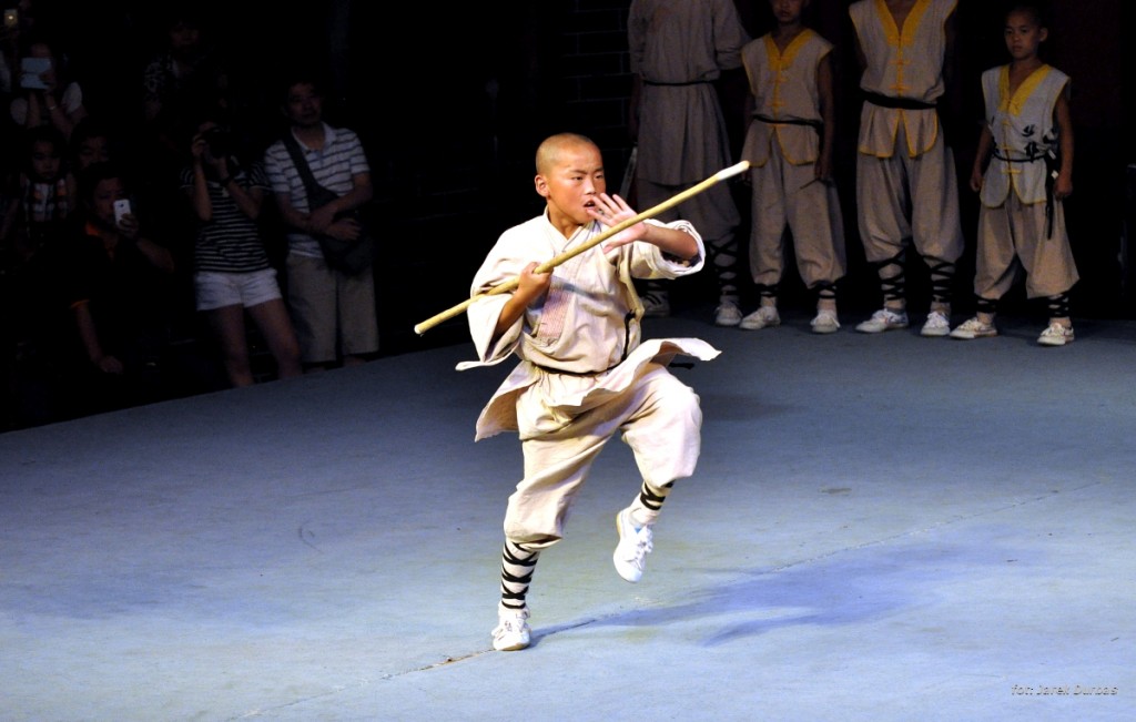 Zdjęcia: hala pokazowa, Klasztor Shaolin, mały wojownik, CHINY Zdjęcia: hala pokazowa, Klasztor Shaolin, mały wojownik, CHINY