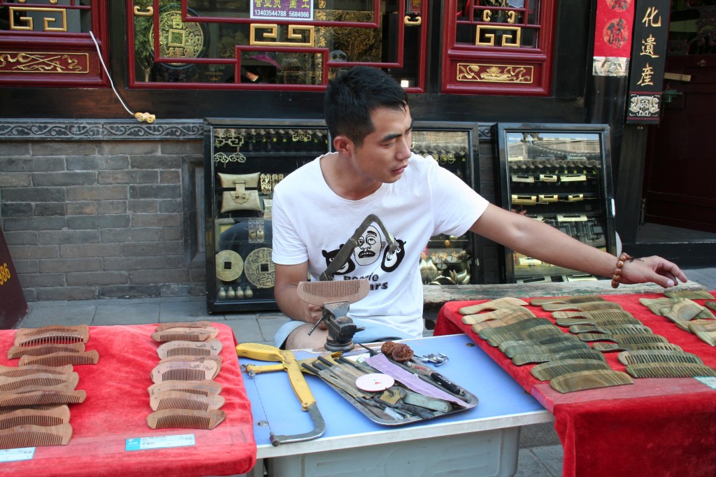 Zdjęcia: Pingyao, Shanxi, grzebienie z drzewa sandałowego, CHINY Zdjęcia: Pingyao, Shanxi, grzebienie z drzewa sandałowego, CHINY