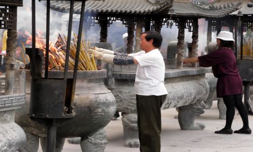 Zdjcie CHINY / Yunnan / Dali - kompleks Trzy Pagody / Kadzida