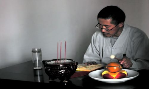 Zdjcie CHINY / Yunnan / Dali - kompleks Trzy Pagody / Mnich buddyjski podczas modlitwy