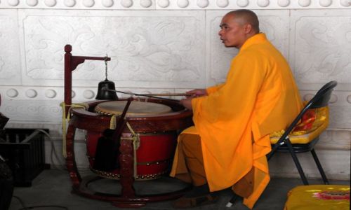 Zdjcie CHINY / Yunnan / Dali - kompleks Trzy Pagody / Perkusista