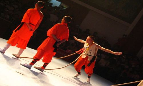 Zdjęcie CHINY / - / Okolica Luoyang / Pokazy mnichów z klasztoru Shaolin