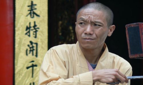 Zdjęcie CHINY / - / Guilin / Mnich buddyjski przed świątynią.