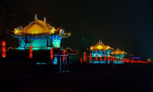 Zdjęcie CHINY / Shaanxi / mury nocą / mury miejskie Xian