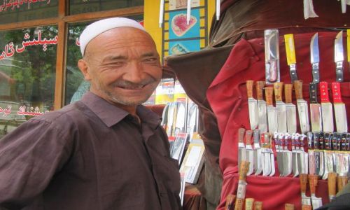 Zdjcie CHINY / Hotan / Ulica / Sprzedawca noy ujgurskich