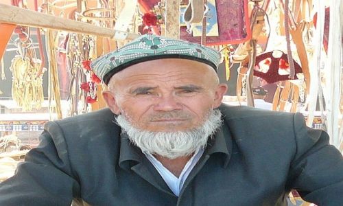 Zdjęcie CHINY / Kaszgar / targ niedzielny / mężczyzna z targu