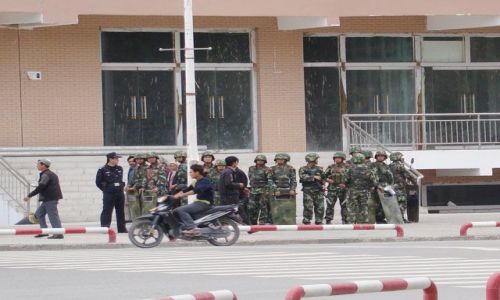 Zdjęcie CHINY / - / Xinjiang Uyghur Autonomous Region / Wojsko na ulicach