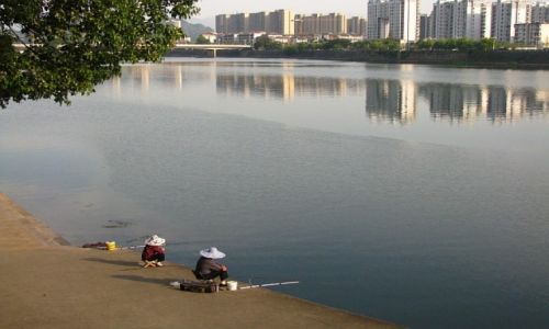 Zdjcie CHINY / prowincja Anhui / Tunxi / nad rzek